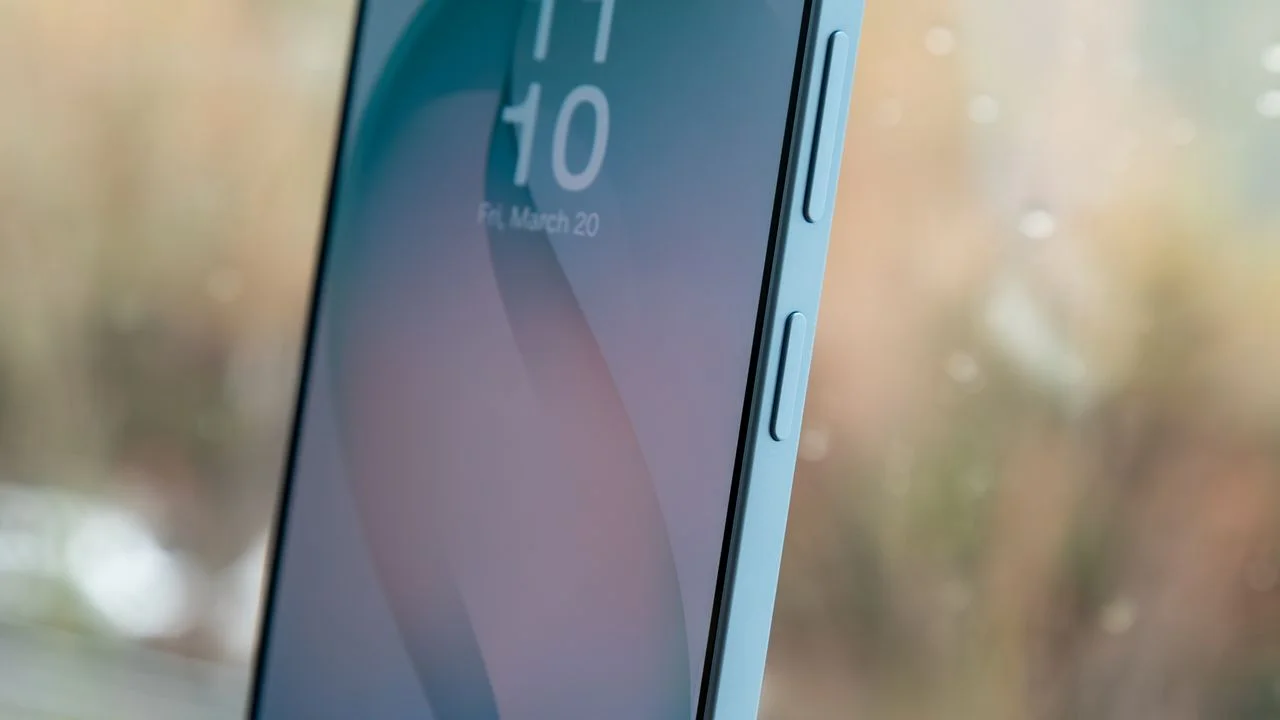 Smartphone Market Stumbles in Q2 2026 Amid Memory Crunch, Yet Giants Thrive