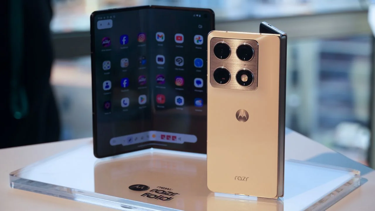 Pixel 11 Pro Fold vs. Motorola Razr Fold: A Detailed Comparison of Top US Foldables