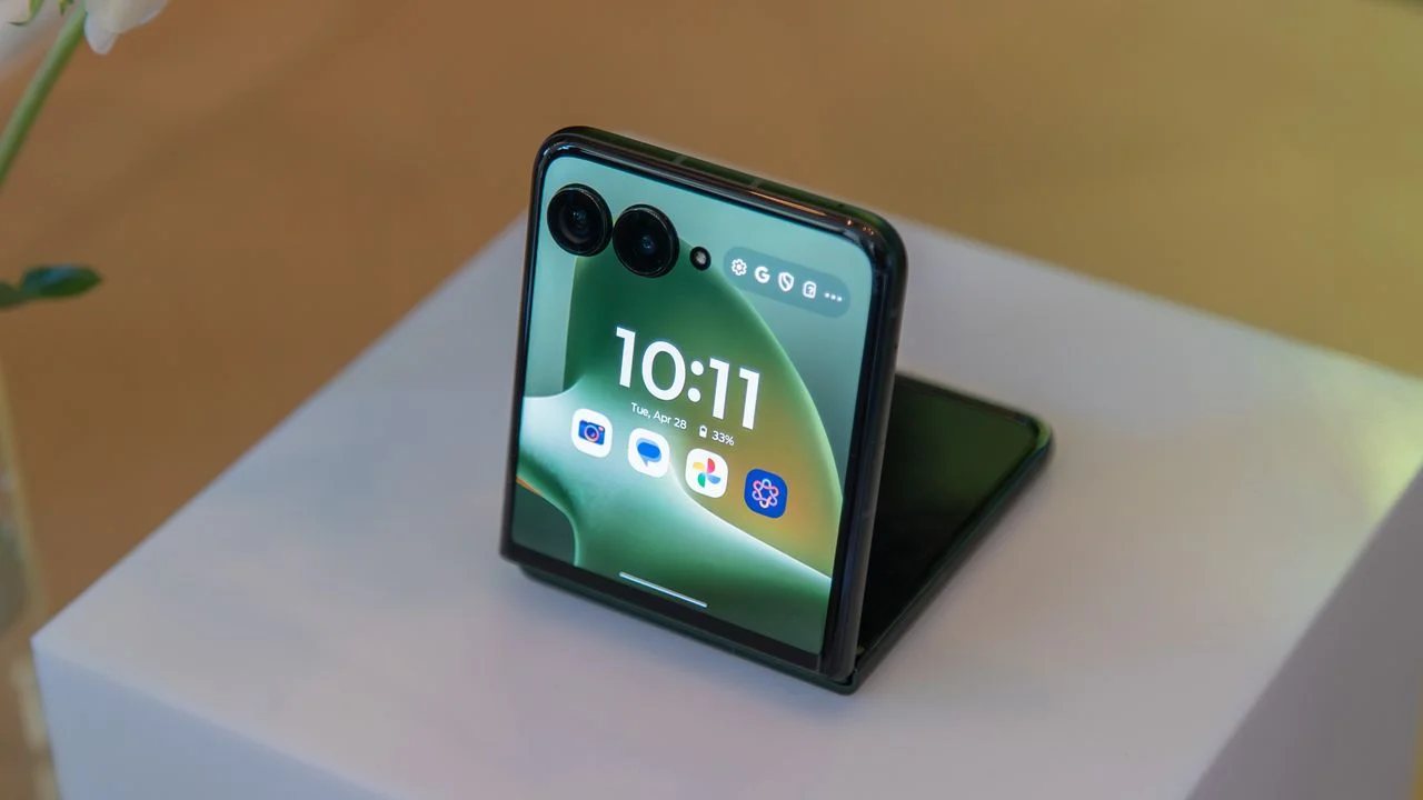 Unlock a Free Motorola Razr Plus (2026) with T-Mobile’s Experience Beyond Plan