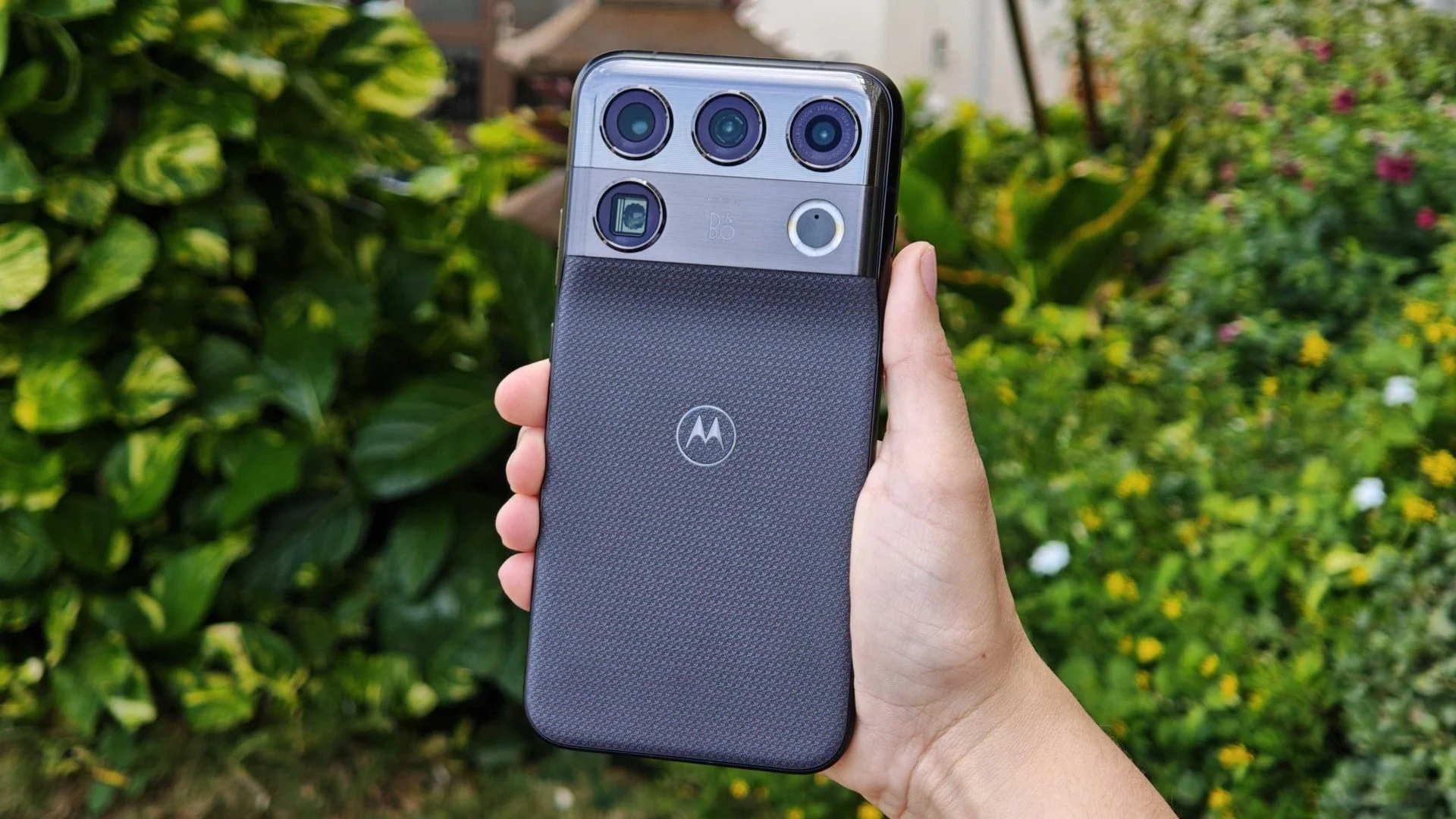 Motorola's Signature 27: A Bold Return to Premium Smartphones in North America